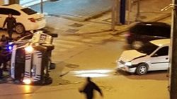 Kırmızı ışıkta geçti, polis aracına çarptı