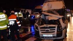 Minibüs, kırmızı ışıkta duran kamyona çarptı: 13 yaralı
