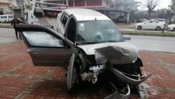Antalya'da araç iş yerine girdi: Sürücü öldü