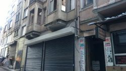Beyoğlu’nda metruk bina çöktü