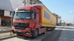 Sakarya'da tır ile araç çarpıştı: 1 ölü, 2 yaralı