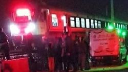 Hemzemin geçitten geçerken trenin altında kaldı