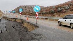 Afyonkarahisar'da çöken yol trafiğe kapandı