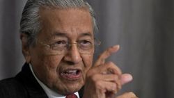 Malezya Başbakanı Mahathir istifa etti