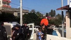 Hırsız anne, kucağında bebeğiyle emniyete gedi