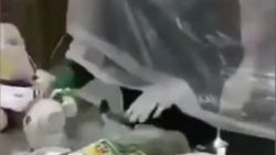 Çinli market çalışanlarının bulduğu virüsten korunma yolu