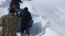 Hakkari'de bir hasta atlı kızakla ambulansa yetiştirildi