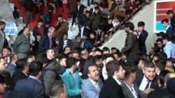 Sunucu, kavgayı durdurmak için İstiklal Marşı söyledi