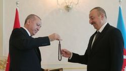 Cumhurbaşkanı Erdoğan, Aliyev'e tespih hediye etti