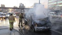 Maltepe D-100'de otomobil alev alev yandı