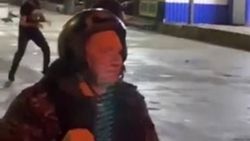 Rus polisi sokak dövüşünü engellemek yerine izledi
