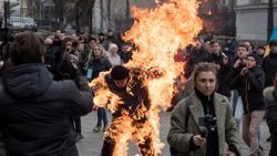 Ukrayna'da Cumhurbaşkanlığı Ofisi önünde kendini yaktı