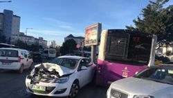 Ataşehir'de otomobil ile yolcu otobüsü çarpıştı: 1 yaralı