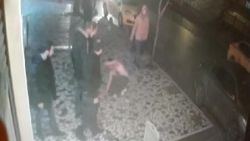 Fatih'te kadına saldıran adama vatandaşlardan dayak