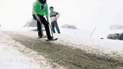Bitlis'te demir ve tahtadan kayak takımı yapan çocuklar