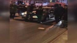 Otomobili kucağında bebeği olan kadının üzerine sürdü