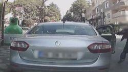 Otomobilin ön koltuğundaki çantayı çalan hırsız yakalandı