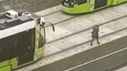 Yüksek sesle müzik dinlerken, tren sesini duymadı