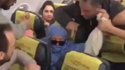 Uçakta bomba olduğunu söyleyince tutuklanan kadına tahliye