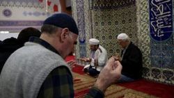 ABD'deki camide eller Mehmetçik'e dua için kalktı