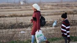 Mülteciler Avrupa'ya geçmek için sınırda