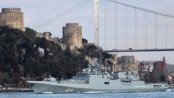 Rus savaş gemileri İstanbul Boğazı'ndan geçti