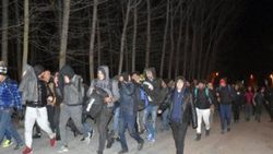 Göçmenler Yunanistan'a geçmek için sınıra yürüyor