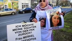 Almanya'da PKK'nın kaçırdığı kızın annesi eylem başlattı