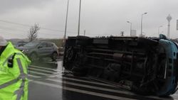 Büyükçekmece'de yolcu minibüsü devrildi: 2 yaralı
