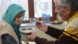 102 yaşındaki annesine büyük fedakarlıkla bakıyor