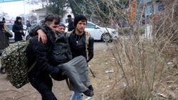 Edirne Valiliği, engelli göçmene tekerlekli sandalye verdi