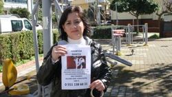 Kaybolan kedisinin başına ödül koydu