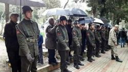 Osmaniye şehidini uğurlarken, askerlere sevgi seli