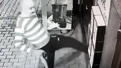 Kar maskesi takıp 3 marketi soydu