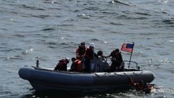 Silivri’de yanan yattaki 3 kişiyi ABD gemisi kurtardı