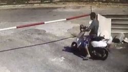 Motosiklet sürücüsü, görmediği bariyere çarptı