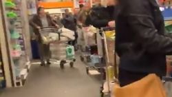 Belçika'daki markette korona kuyruğu