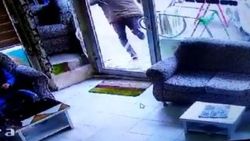 Berbere gelen adam cam kapıyı kırarak dışarı çıktı