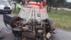 Balıkesir'de kayaya çarpan otomobil takla attı