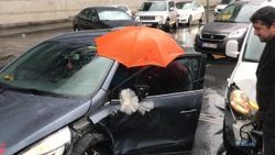 Kağıthane'de kazazedeye şemsiyeli koruma