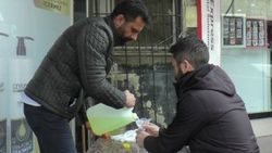Fırsatçılara tepki gösteren esnaftan bedava kolonya