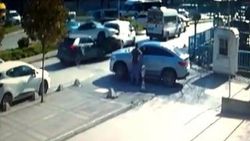 Kağıthane'de cip refüje çarpıp havalandı