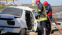 Manisa'da otomobil bariyerlere çarptı: 3 ölü