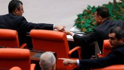 TBMM'de milletvekillerinin koronavirüs önlemi