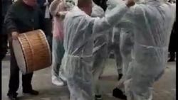 Bursa'da sokak düğününe medikal tulum giyerek katıldılar