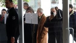 Koronavirüs korkusuyla nikahı camın arkasından izlediler