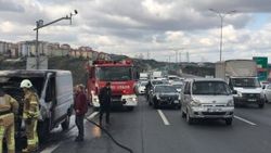 TEM'de kapalı kasa minibüste yangın çıktı