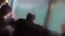 İran'da halk türbelere girmek için savaş veriyor