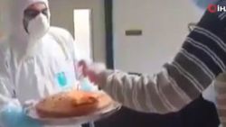 Filistin'de karantinadaki hastaya sürpriz doğum günü