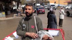 Virüsten korunmak için 1.5 metrelik aparat yaptı